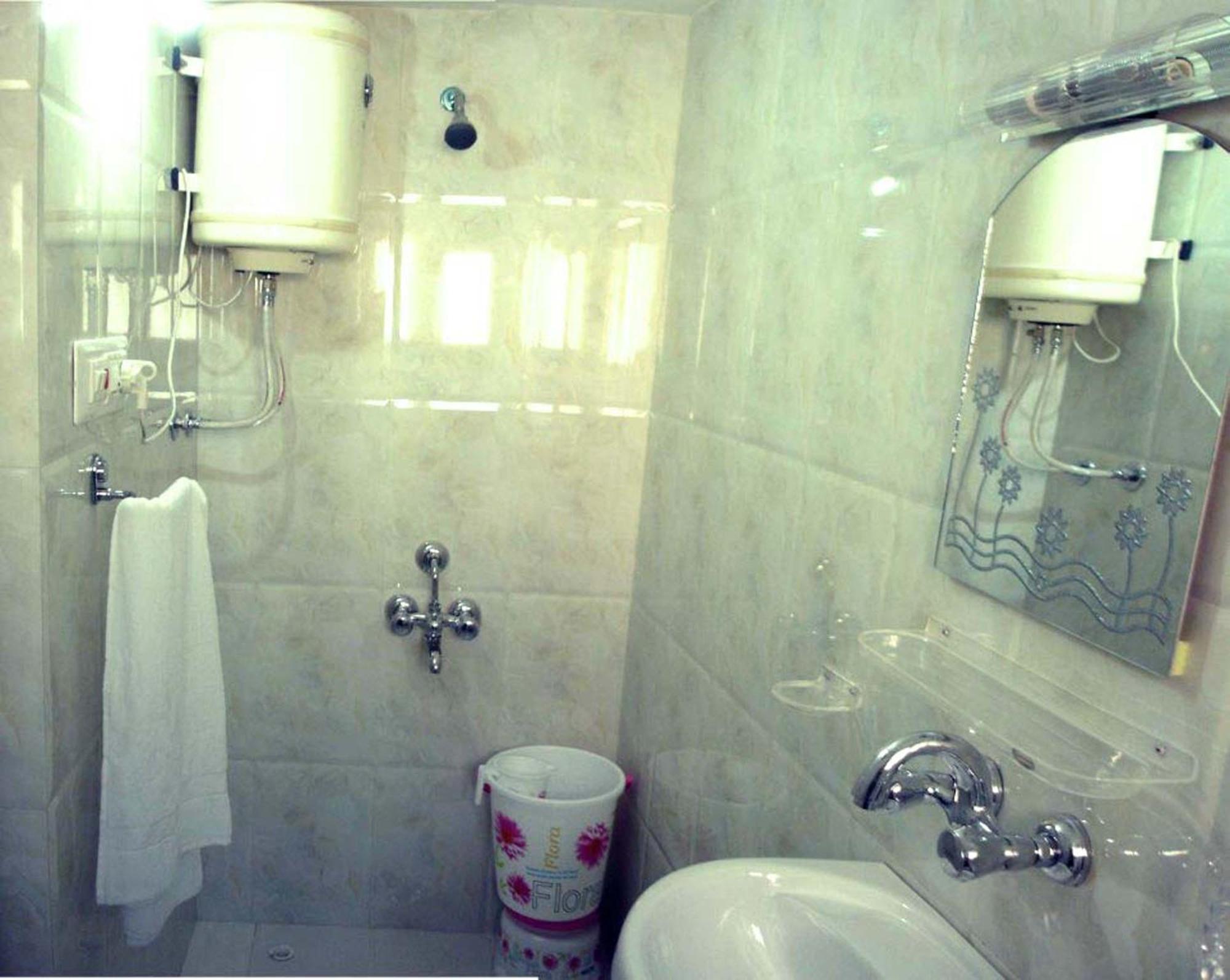 Ikraam Inn Bed & Breakfast Srīnagar Esterno foto
