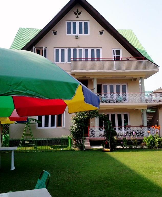 Ikraam Inn Bed & Breakfast Srīnagar Esterno foto
