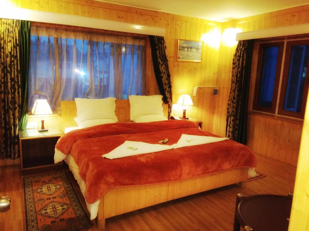 Ikraam Inn Bed & Breakfast Srīnagar Esterno foto